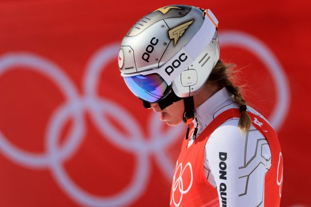Ester Ledecká v úterý druhou medaili na letošních olympijských hrách nezískala. V lyžařském sjezdu sice na mezičasech vedla,  ale ve druhé polovině chybovala | foto: Wolfgang Rattay,  Reuters