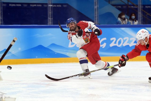 Michal Řepík střílí v zápase proti Švýcarsku. Nečekané vyřazení z turnaje neodvrátil. | foto: Annegret Hilse,  Reuters