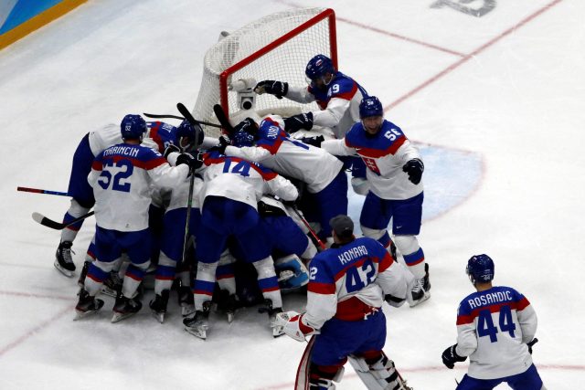Hokejisté Slovenska se radují po postupu do semifinále olympijského turnaje | foto: Reuters