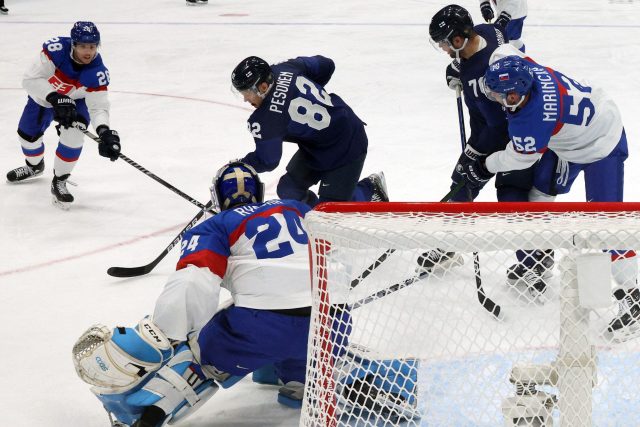 Finové ohrožují bránu Slovenska v zápase semifinále olympijského turnaje | foto: Brian Snyder,  Reuters