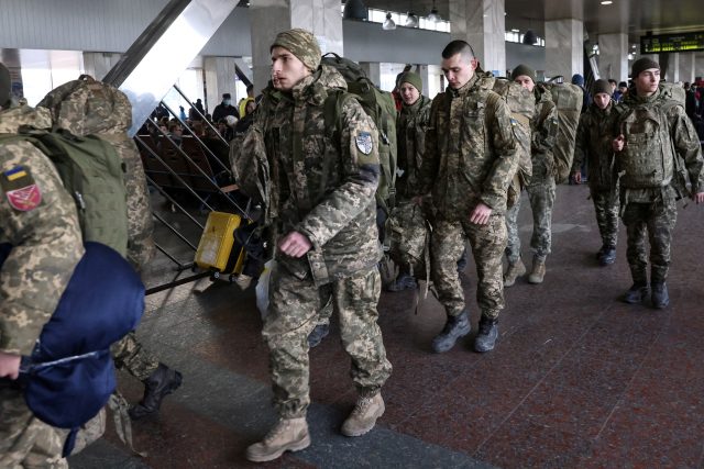 Ukrajinští vojáci na vlakovém nádraží v Kyjevě | foto: Reuters