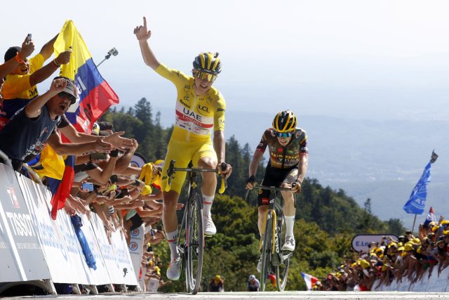 Třítýdenní etapový závod Tour de France přináší mnoho příběhů a zajímavých okamžiků. Připomeňte si je s námi | foto: Gonzalo Fuentes,  Reuters