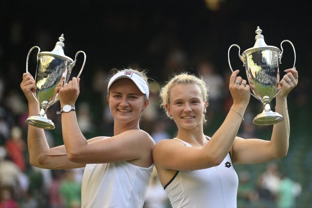 Barbora Krejčíková a Kateřina Siniaková se svými trofejemi pro vítězky | foto: Toby Melville,  Reuters