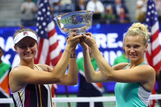 Barbora Krejčíková a Kateřina Siniaková s trofejí pro vítězky US Open | foto: Mike Segar,  Reuters