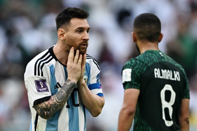 Zklamaný Lionel Messi po šokující porážce se Saúdskou Arábií | foto: Reuters