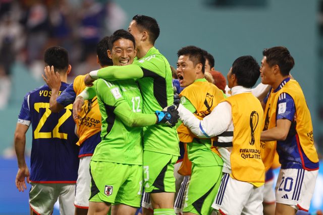 Japonští fotbalisté slaví výhru nad Německem | foto: Reuters