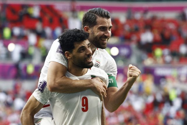 Íránští fotbalisté díky dvěma gólům v nastavení udolali Wales | foto: Amanda Perobelli,  Reuters
