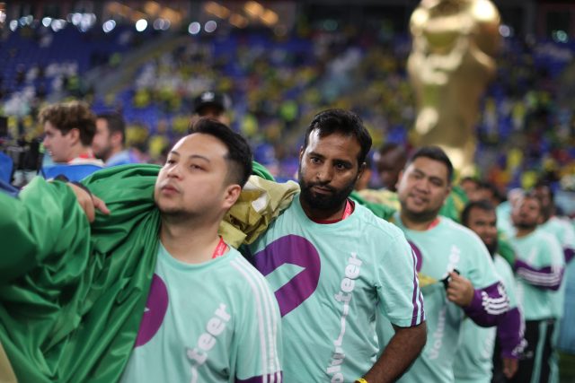 Dobrovolníci na mistrovství světa v Kataru pomáhají úspěšnému průběhu šampionátu | foto: Carl Recine,  Reuters