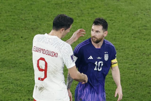 Po zápase Polska a Argentiny byly spokojené obě hvězdy svých týmů Robert Lewandowski a Lionel Messi. | foto: Reuters