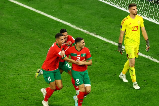 Fotbalisté Maroka dělají fanouškům velkou radost. Není divu,  že ulice Dauhá zaplavili lidé v červených dresech a šálách | foto: Lee Smith,  Reuters