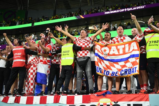 Chorvatští fanoušci v zápase s Brazílií | foto: Annegret Hilse,  Reuters