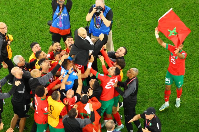 Fotbalisté Maroka se radují z historického postupu do semifinále mistrovství světa | foto: Reuters