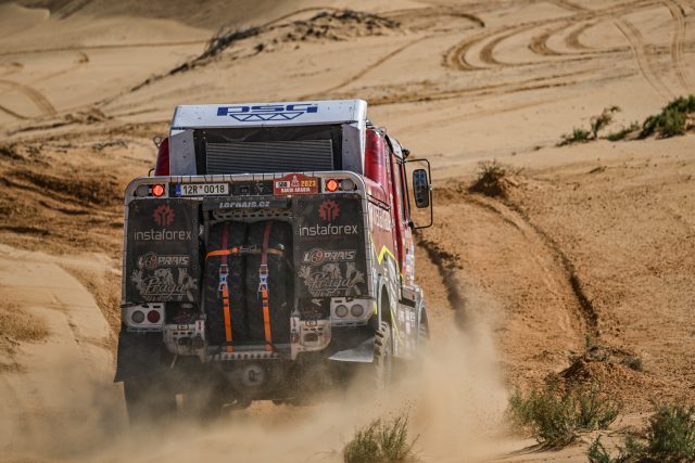Závodní kamion Aleše Lopraise,  Petra Pokory a Jaroslava Valtra na Rallye Dakar v roce 2023 | foto: Gigi Soldano,  Reuters