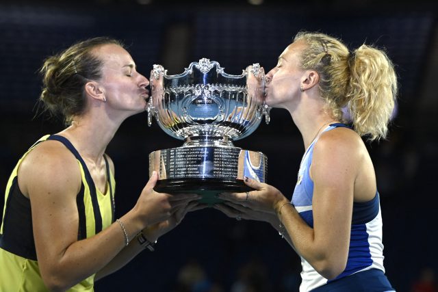 Barbora Krejčíková a Kateřina Siniaková s trofejí pro vítězky Australian Open. | foto: Jaimi Joy,  Reuters