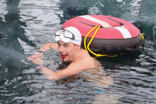 Dokázal to. David Vencl se jako první člověk na světě potopil bez neoprenu a na jeden nádech do hloubky 52 metrů | foto: Reuters
