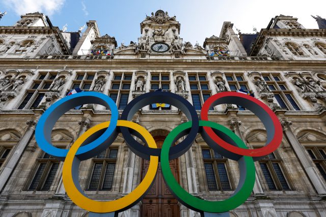 Olympijské kruhy před Hotel de Ville v Paříži | foto: Gonzalo Fuentes,  Reuters