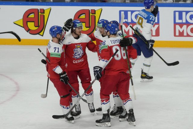 Čeští hokejisté mají na šampinátu po třech zápasech na svém kontě dvě výhry a jednu porážku | foto: Ints Kalnins,  Reuters