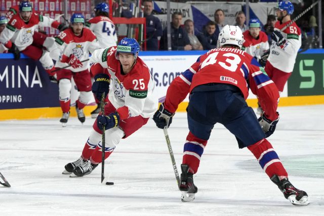 Hokejisté národního týmu hrají proti Norsku | foto: Reuters