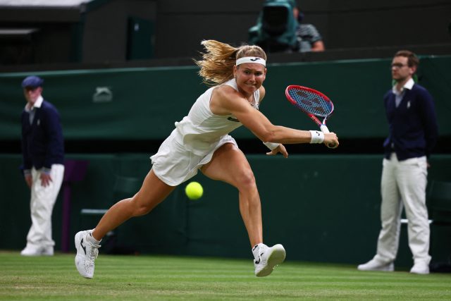 Marie Bouzková vybojovala ve Wimbledonu postup do osmifinále. V něm narazí na Markétu Vondroušovou | foto:  © Toby Melville,  Reuters