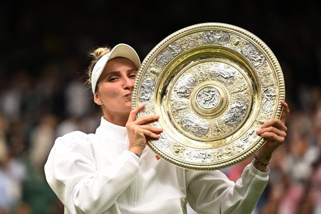 Markéta Vondroušová s trofejí pro vítěze Wimbledonu | foto: Dylan Martinez,  Reuters