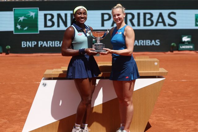 Cori Gauffová  (vlevo) a Kateřina Siniaková s trofejí pro vítězky čtyřhry na Roland Garros | foto:  Yves Herman,  Reuters
