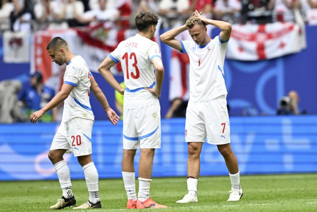 Zklamaní čeští fotbalisté po remíze s Gruzií | foto: Fabian Bimmer,  Reuters