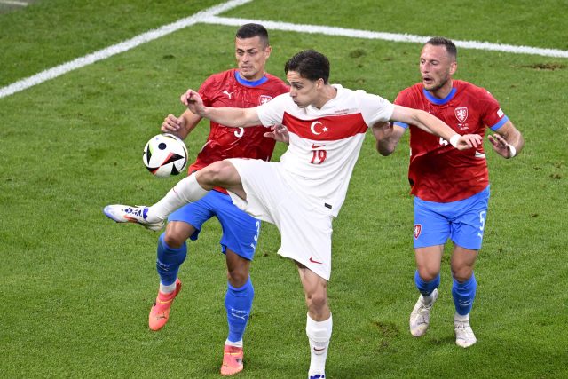 Kenan Yildiz v souboji s Tomášem Holešem a Vladimírem Coufalem | foto: Fabian Bimmer,  Reuters