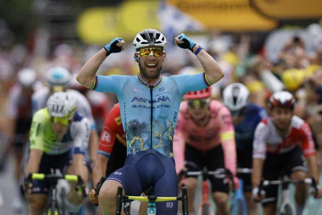 Mark Cavendish slaví triumf ve sprinterském dojezdu páté etapy Tour de France,  který mu přinesl rekord | foto: Stephane Mahe,  Reuters