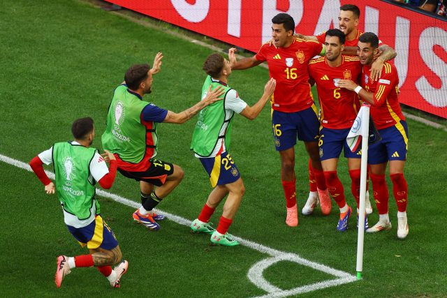 Španělští fotbalisté se radují z vítězné branky ve čtvrtfinále Eura proti Německu | foto: Leonhard Simon,  Reuters
