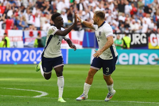 Bukayo Saka a Luke Shaw slaví gól Anglie | foto: Kai Pfaffenbach,  Reuters