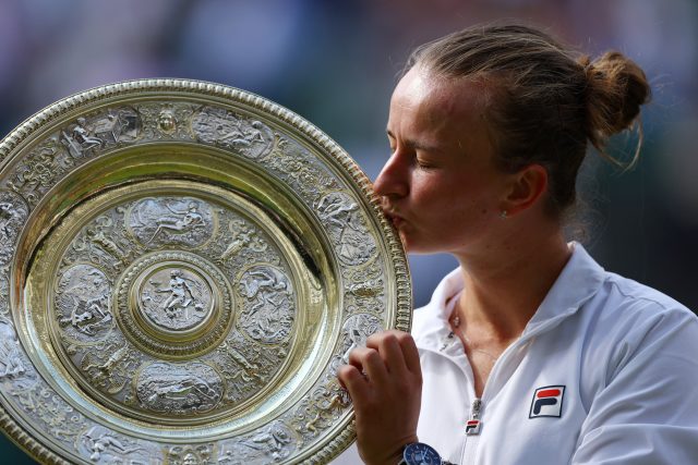 Barbora Krejčíková vyhrála wimbledonský grandslam | foto: Reuters