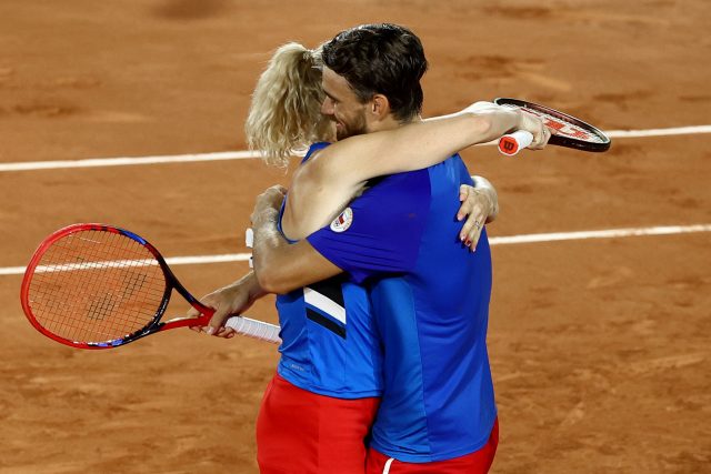 Český deblový pár Kateřina Siniaková a Tomáš Macháč slaví | foto: Edgar Su,  Reuters
