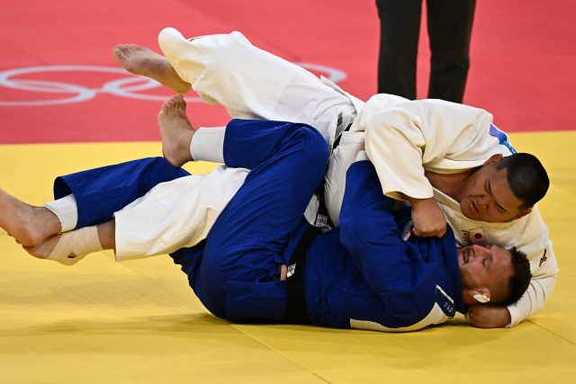 Judista Lukáš Krpálek v olympijském osmifinálovém boji se soupeřem z Japonska | foto: Arlette Bashizi,  Reuters
