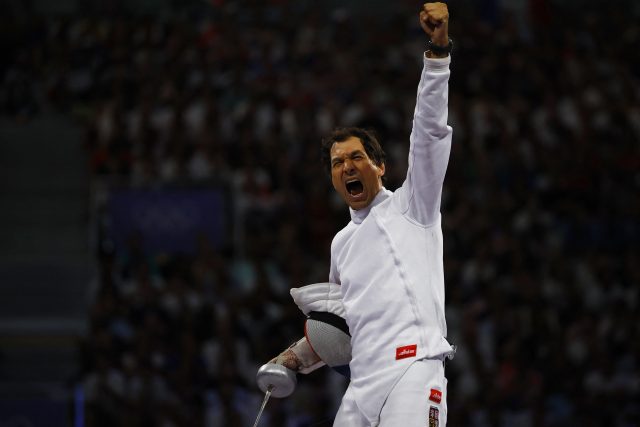 Jiří Beran slaví na závěr své kariéry olympijský bronz | foto: Albert Gea,  Reuters