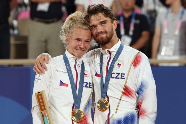 Kateřina Siniaková dala na stupni vítězů v objetí Tomáše Macháče průchod emocím | foto: Violeta Santos Moura,  Reuters