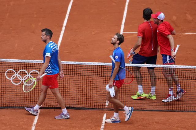 Adam Pavlásek s Tomášem Macháčem odcházeli z kurtu s hlavou vztyčenou | foto: Pilar Olivares,  Reuters