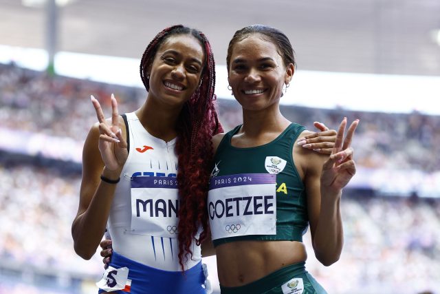 Lurdes Gloria Manuel postoupila z oprav díky času společně s Jihoafričankou Mirandou Charlene Coetzeeovou | foto: Sarah Meyssonnier,  Reuters