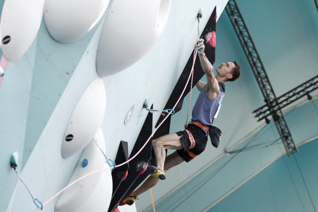 Lezec Adam Ondra při lezení na obtížnost v olympijském semifinále | foto: Benoit Tessier,  Reuters