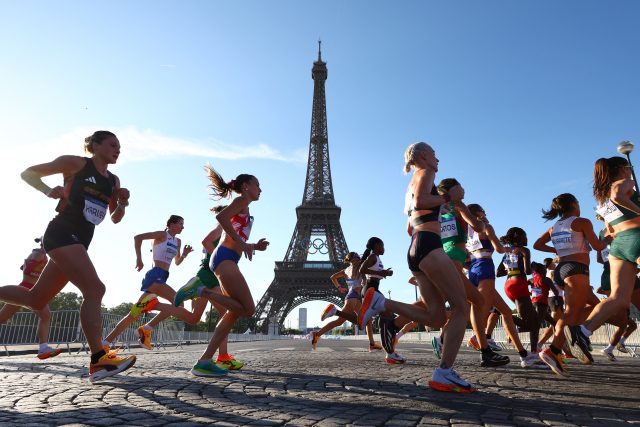 Sportovci si na olympijských hrách v Paříži užívali soutěže v blízkosti turisticky vyhledávaných památek. Například maratonkyně běžely blízko Eiffelovy věže | foto: Piroschka Van De Wouw,  Reuters