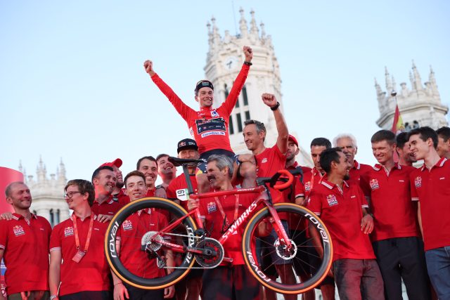 Primož Roglič slaví svůj čtvrtý triumf na španělské Vueltě | foto: Isabel Infantes,  Reuters