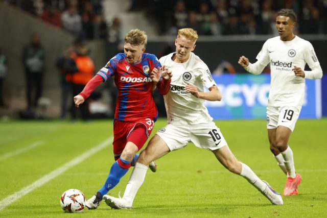 Plzeňský záložník Pavel Šulc v zápase Evropské ligy proti Frankfurtu | foto: Heiko Becker,  Reuters