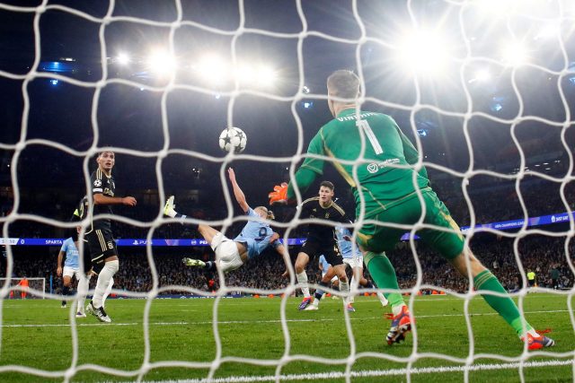 Erling Haaland a jeho akrobacie zakončená gólem | foto: Reuters
