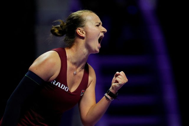 Tenistka Barbora Krejčíková s vítězným gestem při zápase na Turnaji mistryň proti Jessice Pegulaové | foto: Aleksandra Szmigiel,  Reuters