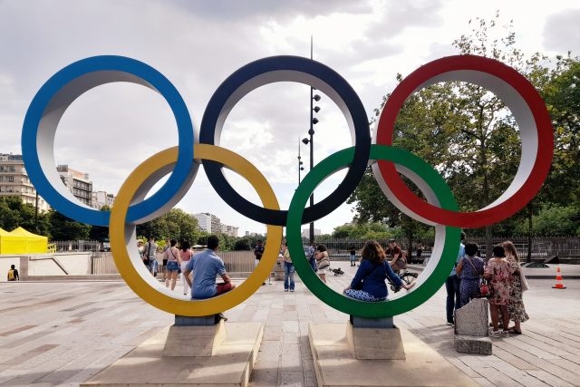 Olympijské kruhy na pařížském náměstí Bastille | foto: Jana Stuláková,  iROZHLAS.cz