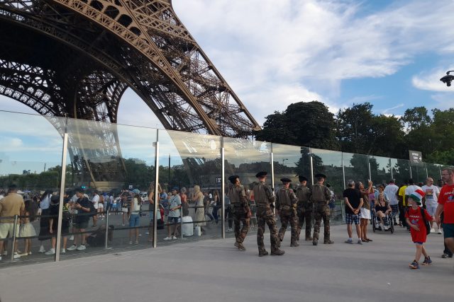 Vojáci u Eiffelovy věže během olympijských her | foto: Jana Stuláková,  iROZHLAS.cz