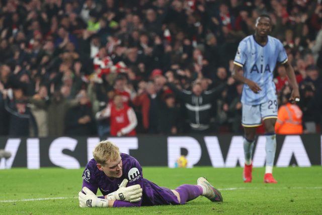 Antonín Kinský po inkasovaném gólu od Arsenalu | foto: Reuters