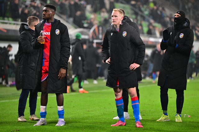 Fotbalisté plzeňské Viktorie děkují svým fanouškům po zápase v Budapešti | foto: Marton Monus,  Reuters