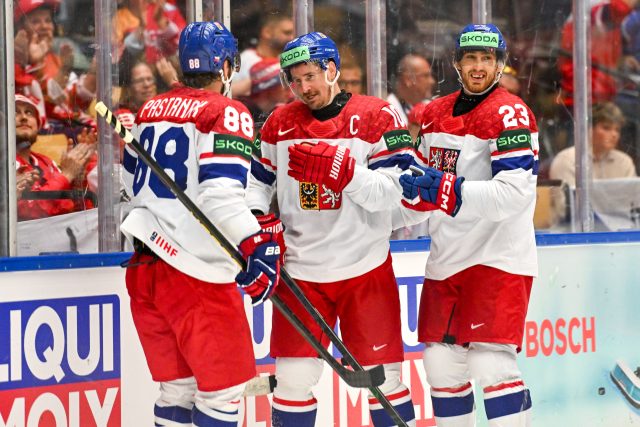 Roman Červenka slaví s Davidem Pastrňákem a Lukášem Sedlákem gól | foto: Reuters