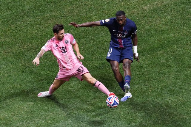 Lionel Messi se snaží zblokovat odkop Williana Pacha z PSG | foto: Amanda Perobelli,  Reuters