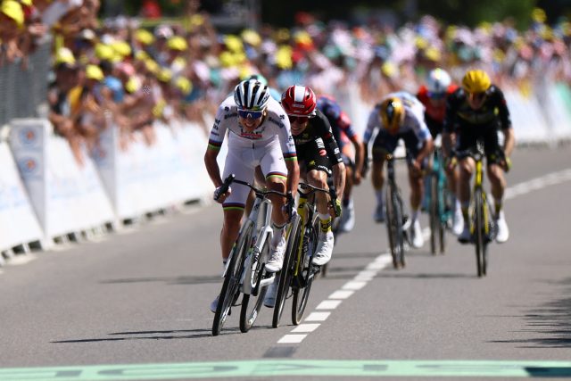 Tadej Pogačar a Jonas Vingegaard baví fanoušky cyklistiky v každé etapě letošn Tour de France | foto: Sarah Meyssonnier,  Reuters